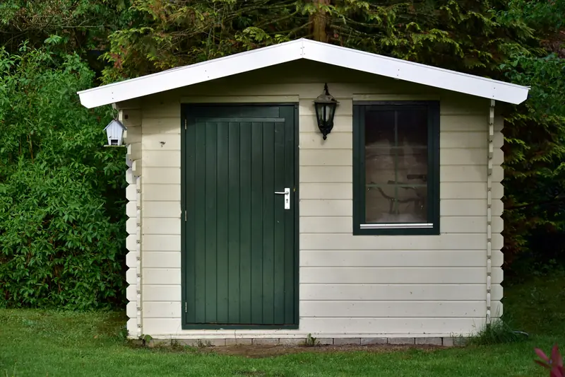 Abri de jardin en bois posé sur une pelouse