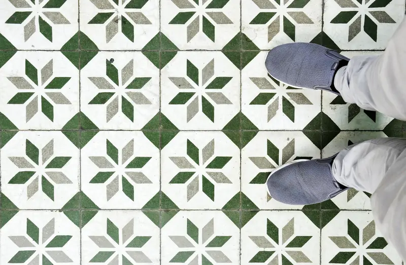 Sol en carreaux de ciment à motifs géométriques verts et blancs