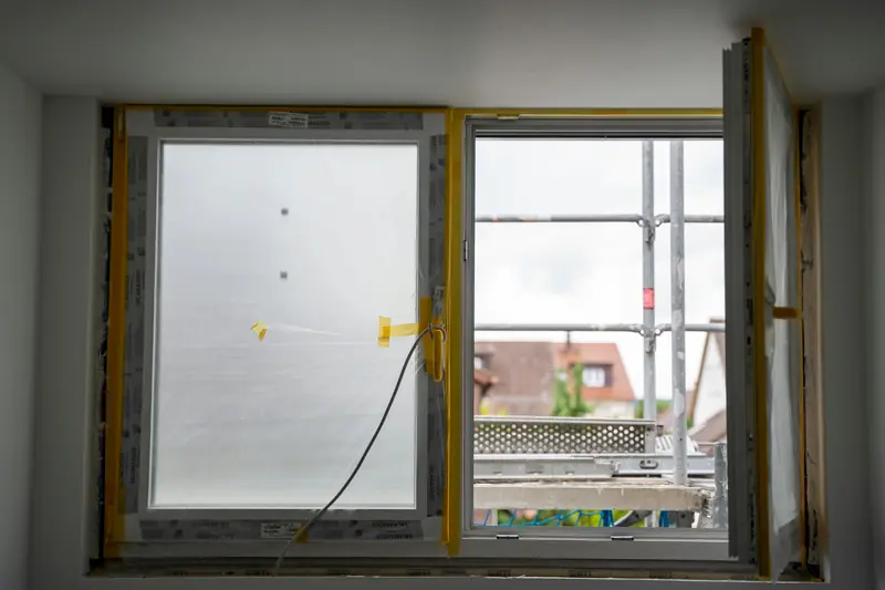 Fenêtre neuve en cours de pose sur un chantier de rénovation