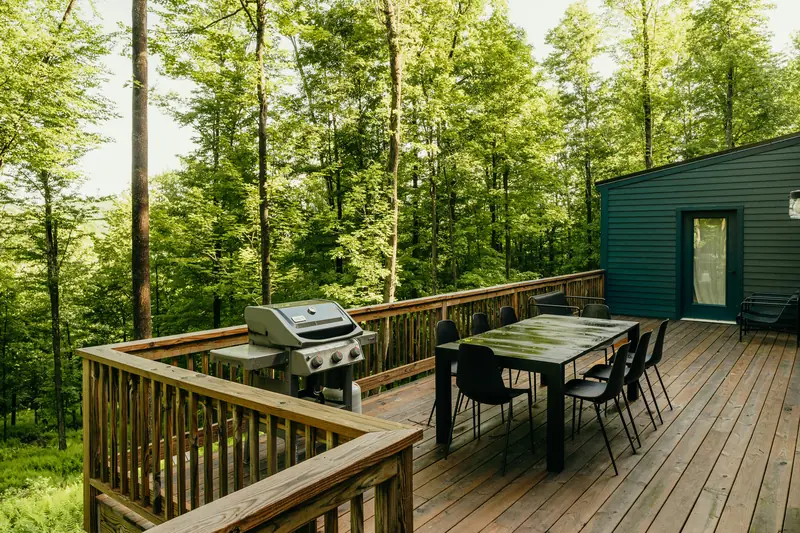 Terrasse en bois avec garde-corps et mobilier de jardin